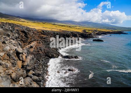 Felsige Klippen entlang des Piilani Highway im Südosten von Maui Island, Hawaii - Wilde Küste im Pazifischen Ozean Stockfoto