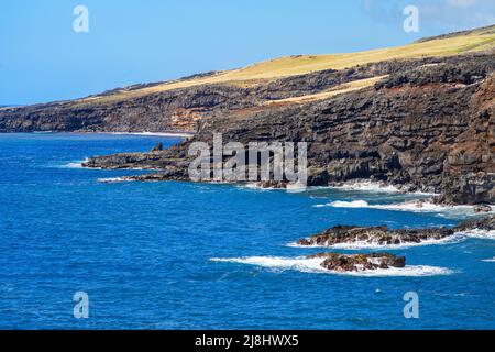 Felsige Klippen entlang des Piilani Highway im Südosten von Maui Island, Hawaii - Wilde Küste im Pazifischen Ozean Stockfoto