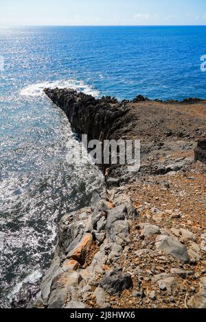 Felsige Klippen entlang des Piilani Highway im Südosten der Insel Maui, Hawaii - spitze Halbinsel an der wilden Küste im Pazifischen Ozean Stockfoto