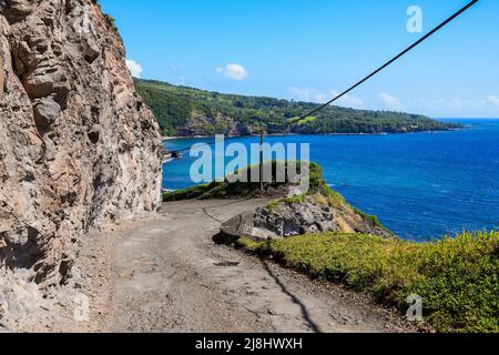 Gewundene Feldstraße entlang des Pazifischen Ozeans des Piilani Highway im Südosten der Insel Maui auf Hawaii Stockfoto