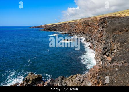 Felsige Klippen entlang des Piilani Highway im Südosten von Maui Island, Hawaii - Wilde Küste im Pazifischen Ozean Stockfoto