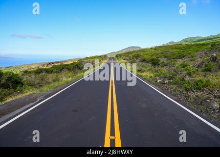 Gerade asphaltierte Straße des Piilani Highway im Zentrum der Insel Maui oberhalb von Wailea-Makena, Hawaii Stockfoto