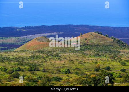 Vulkankrater vor dem Ahihi-Kinau Natural Area Reserve Lavafelder neben dem Pazifischen Ozean auf Maui Island, Hawaii Stockfoto