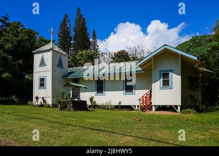 St. Paul's catholic Church in Hana Highway im Südosten von Maui Island, Hawaii - Holzkirche auf Stelzen in der polynesischen Landschaft Stockfoto