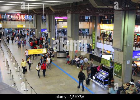 SAO PAULO, BRASILIEN - 5. OKTOBER 2014: Passagiere beeilen sich am Flughafen Guarulhos in Sao Paulo. Der Flughafen hatte im Jahr 2014 39,5 Millionen Fluggäste bedient. Stockfoto