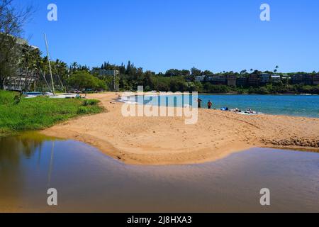 Süßwasserbach am Kalapaki Beach an der Südküste der Insel Kauai in Lihue, Hawaii, USA Stockfoto