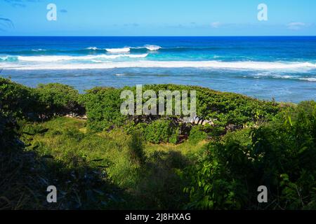 Wellen schlagen am verlassenen Larson's Beach an der Nordküste der Insel Kauai in Hawaii, USA Stockfoto