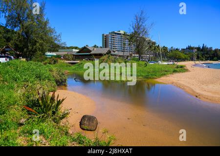 Süßwasserbach am Kalapaki Beach an der Südküste der Insel Kauai in Lihue, Hawaii, USA Stockfoto