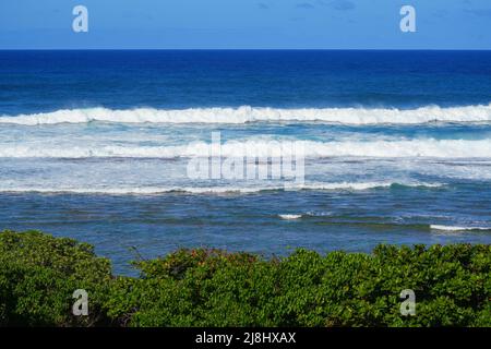 Wellen schlagen am verlassenen Larson's Beach an der Nordküste der Insel Kauai in Hawaii, USA Stockfoto