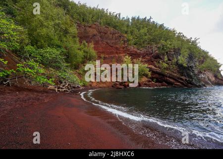 Kaihalulu Red Sand Beach auf der Straße nach Hana im Osten der Insel Maui auf Hawaii, USA Stockfoto