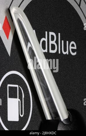 AdBlue-Kraftstoffanzeige im Armaturenbrett des Staplers - leer. AdBlue ist eine eingetragene Marke des Verbandes der Automobilindustrie (VDA). Stockfoto