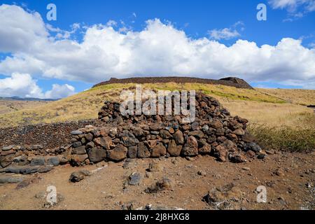 Lavagesteinsruinen in der Nationalen Historischen Stätte Pu'ukohola Heiau auf der Big Island of Hawai'i im Pazifischen Ozean Stockfoto