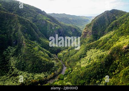 Luftaufnahme des Hanapepe Valley auf der Kauai Insel, Hawaii, USA - Ko'ula Fluss in einer üppigen tropischen Landschaft Stockfoto