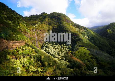 Luftaufnahme des Hanapepe Valley auf Kauai Island, Hawaii, USA - mehrere Wasserfälle in einer üppigen tropischen Landschaft Stockfoto