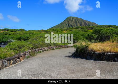 Blick auf den Koko-Krater vom Wanderweg, der das Hanauma Bay Nature Preserve auf der Insel O'ahu in Hawaii, USA, umkreist Stockfoto