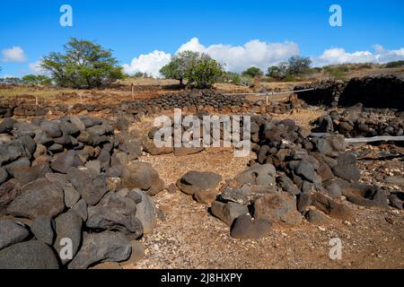 Ruinen der traditionellen hawaiianischen Häuser (Hale) im alten Fischerdorf des Lapakahi State Historical Park auf der Insel Hawai'i (Big Island) Stockfoto