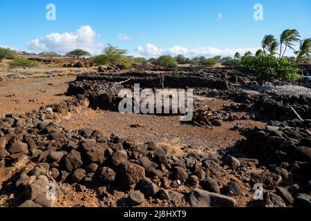 Ruinen der traditionellen hawaiianischen Häuser (Hale) im alten Fischerdorf des Lapakahi State Historical Park auf der Insel Hawai'i (Big Island) Stockfoto