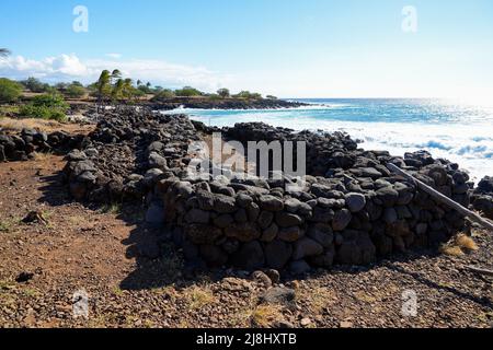 Ruinen von traditionellen Hale (Häuser) im alten Fischerdorf des Lapakahi State Historical Park auf der Insel Hawai'i (Big Island) in der P Stockfoto