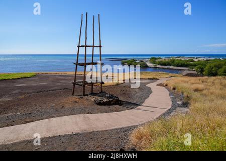 Hölzerner lele (Opferturm) in der Nationalen Historischen Stätte Pu'ukohola Heiau auf der Big Island von Hawai'i im Pazifischen Ozean Stockfoto