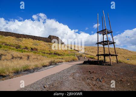 Hölzerner lele (Opferturm) in der Nationalen Historischen Stätte Pu'ukohola Heiau auf der Big Island von Hawai'i im Pazifischen Ozean Stockfoto