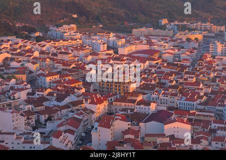 Überblick über das Dorf Nazare während der Sonnenuntergangszeit in Portugal Stockfoto