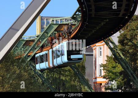 Wuppertal Suspension Railway Zug in Deutschland. Die einzigartige elektrische Einschienenbahn ist das Wahrzeichen von Wuppertal. Stockfoto