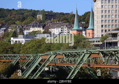 Wuppertal Suspension Railway Gleise in Deutschland. Die einzigartige elektrische Einschienenbahn ist das Wahrzeichen von Wuppertal. Stockfoto