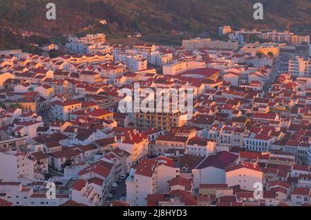 Überblick über das Dorf Nazare während der Sonnenuntergangszeit in Portugal Stockfoto