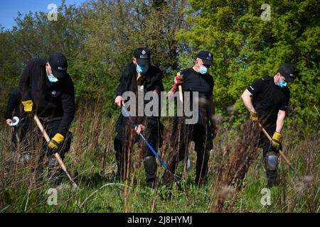 Datei-Foto vom 11/05/21 von Polizeibeamten, die Grasland in der Nähe einer Adresse in Sunshine Corner Avenue, Aylesham, Kent, im Zusammenhang mit dem Mord an PCSO Julia James durchsucht haben, da Callum Wheeler, 22, am Canterbury Crown Court für ihren Mord schuldig befunden wurde. Ausgabedatum: Montag, 16. Mai 2022. Stockfoto