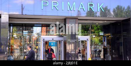 Manchester, Großbritannien, 16.. Mai 2022. Passanten und Einkäufer vor dem Primark Store im Zentrum von Manchester, England, Großbritannien und den Britischen Inseln. Der Eigentümer von Primark, Associated British Foods (ABF), sagt, dass es angesichts der Inflation einige Preise für den Herbst anheben wird. Die Medien berichten, dass ABF-Chef George Weston zu den Kosten sagt: „Fast alles geht nach oben“. Primark ist bekannt und beliebt für den Einkauf von Budget-Kleidung und Haushaltswaren. Quelle: Terry Waller/Alamy Live News Stockfoto