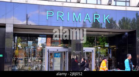 Manchester, Großbritannien, 16.. Mai 2022. Passanten und Einkäufer vor dem Primark Store im Zentrum von Manchester, England, Großbritannien und den Britischen Inseln. Der Eigentümer von Primark, Associated British Foods (ABF), sagt, dass es angesichts der Inflation einige Preise für den Herbst anheben wird. Die Medien berichten, dass ABF-Chef George Weston zu den Kosten sagt: „Fast alles geht nach oben“. Primark ist bekannt und beliebt für den Einkauf von Budget-Kleidung und Haushaltswaren. Quelle: Terry Waller/Alamy Live News Stockfoto