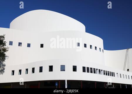 DÜSSELDORF, DEUTSCHLAND - 19. SEPTEMBER 2020: Schauspielhaus in Düsseldorf. Das von Bernhard Pfau entworfene Gebäude wurde 1970 eröffnet. Stockfoto