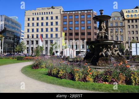 DÜSSELDORF, DEUTSCHLAND - 19. SEPTEMBER 2020: Besucher besuchen den Cornelius-Platz in der Düsseldorfer Innenstadt. Düsseldorf ist die 7. größten Stockfoto