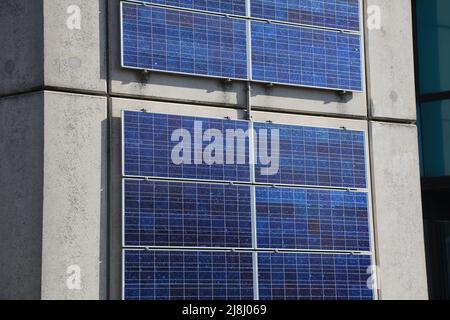 Sonnenkollektoren auf vertikaler Oberfläche eines öffentlichen Gebäudes in Marl, Deutschland. Photovoltaik-Energieerzeugung in Deutschland. Stockfoto