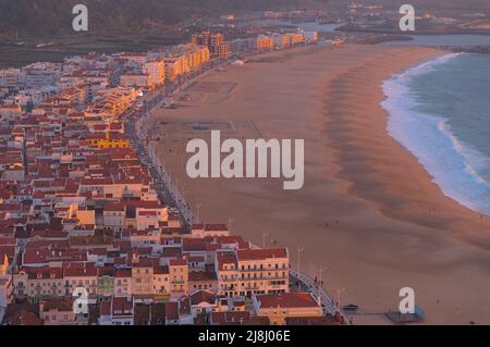 Überblick über das Dorf Nazare während der Sonnenuntergangszeit in Portugal Stockfoto