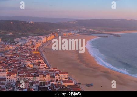 Überblick über das Dorf Nazare während der Sonnenuntergangszeit in Portugal Stockfoto