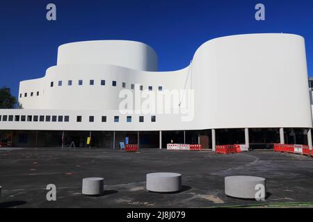 DÜSSELDORF, DEUTSCHLAND - 19. SEPTEMBER 2020: Schauspielhaus in Düsseldorf. Das von Bernhard Pfau entworfene Gebäude wurde 1970 eröffnet. Stockfoto