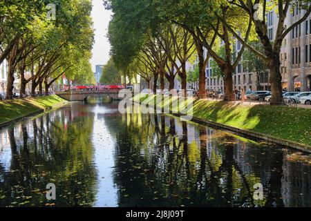 DÜSSELDORF, DEUTSCHLAND - 19. SEPTEMBER 2020: Die Besucher besuchen die Königsallee, das berühmte Einkaufsziel in Düsseldorf. Düsseldorf ist die 7th größte Stockfoto