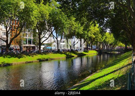 DÜSSELDORF, DEUTSCHLAND - 19. SEPTEMBER 2020: Die Besucher besuchen die Königsallee, das berühmte Einkaufsziel in Düsseldorf. Düsseldorf ist die 7th größte Stockfoto