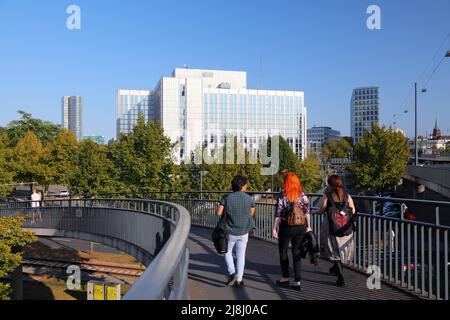 DÜSSELDORF, DEUTSCHLAND - 19. SEPTEMBER 2020: Besucher besuchen die Düsseldorfer Innenstadt. Düsseldorf ist nach Einwohnerzahl die 7. Größte Stadt Deutschlands. Stockfoto