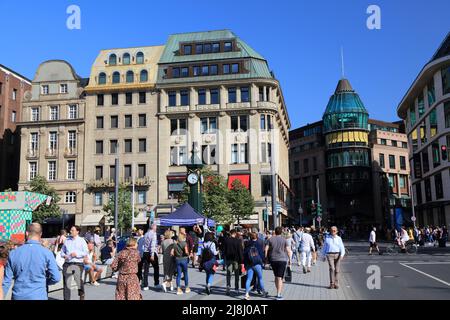 DÜSSELDORF, DEUTSCHLAND - 19. SEPTEMBER 2020: Besucher besuchen den Cornelius-Platz in der Düsseldorfer Innenstadt. Düsseldorf ist die 7. größten Stockfoto