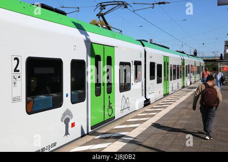 GLADBECK, DEUTSCHLAND - 20. SEPTEMBER 2020: Passagiere kommen mit dem Abellio-Zug am Bahnhof Gladbeck West in Deutschland an. Stockfoto