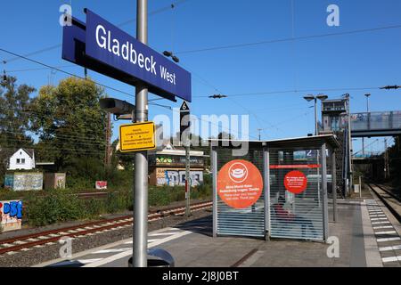 GLADBECK, DEUTSCHLAND - 20. SEPTEMBER 2020: Bahnhof Gladbeck West in Deutschland. Gladbeck ist eine wichtige ehemalige Industriestadt Nordrhein-Westfalens Stockfoto