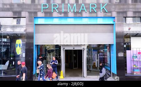 Manchester, Großbritannien, 16.. Mai 2022. Passanten und Einkäufer vor dem Primark Store im Zentrum von Manchester, England, Großbritannien und den Britischen Inseln. Der Eigentümer von Primark, Associated British Foods (ABF), sagt, dass es angesichts der Inflation einige Preise für den Herbst anheben wird. Die Medien berichten, dass ABF-Chef George Weston zu den Kosten sagt: „Fast alles geht nach oben“. Primark ist bekannt und beliebt für den Einkauf von Budget-Kleidung und Haushaltswaren. Quelle: Terry Waller/Alamy Live News Stockfoto