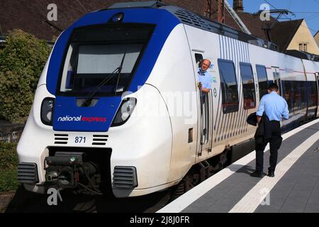 WUPPERTAL, DEUTSCHLAND - 19. SEPTEMBER 2020: Fahrer wartet im Personenzug der Marke National Express Germany (Modell: Bombardier Talent 2) in Wuppertal. Stockfoto