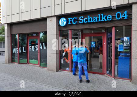 GELSENKIRCHEN, DEUTSCHLAND - 17. SEPTEMBER 2020: FC Schalke 04 offizieller Sportmannschaftswarenladen in Gelsenkirchen, Deutschland. FC Schalke 04 ist ein Profi Stockfoto