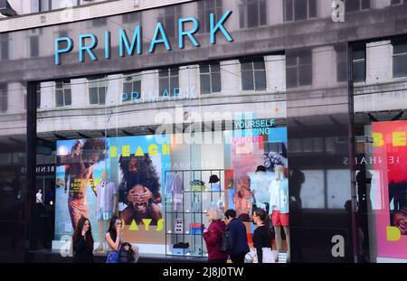 Manchester, Großbritannien, 16.. Mai 2022. Passanten und Einkäufer vor dem Primark Store im Zentrum von Manchester, England, Großbritannien und den Britischen Inseln. Der Eigentümer von Primark, Associated British Foods (ABF), sagt, dass es angesichts der Inflation einige Preise für den Herbst anheben wird. Die Medien berichten, dass ABF-Chef George Weston zu den Kosten sagt: „Fast alles geht nach oben“. Primark ist bekannt und beliebt für den Einkauf von Budget-Kleidung und Haushaltswaren. Quelle: Terry Waller/Alamy Live News Stockfoto