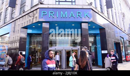 Manchester, Großbritannien, 16.. Mai 2022. Passanten und Einkäufer vor dem Primark Store im Zentrum von Manchester, England, Großbritannien und den Britischen Inseln. Der Eigentümer von Primark, Associated British Foods (ABF), sagt, dass es angesichts der Inflation einige Preise für den Herbst anheben wird. Die Medien berichten, dass ABF-Chef George Weston zu den Kosten sagt: „Fast alles geht nach oben“. Primark ist bekannt und beliebt für den Einkauf von Budget-Kleidung und Haushaltswaren. Quelle: Terry Waller/Alamy Live News Stockfoto