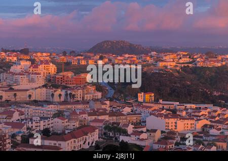 Überblick über das Dorf Nazare während der Sonnenuntergangszeit in Portugal Stockfoto