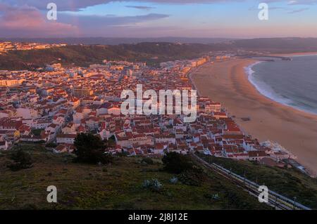 Überblick über das Dorf Nazare während der Sonnenuntergangszeit in Portugal Stockfoto